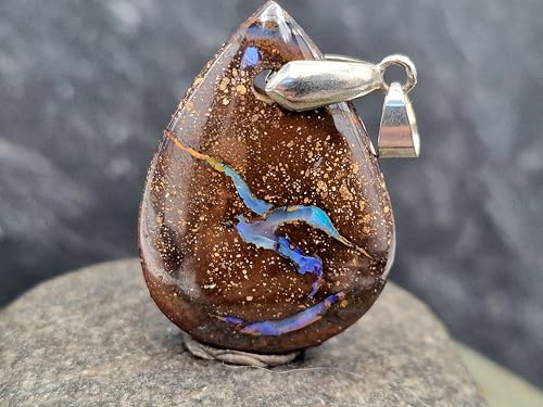 Boulder Opal Anhänger mit Frontbohrung u. Schlaufe aus 925er Silber, Opal Picture Stone mit Möwe über Meer, partielles Opalfeuer in blau und lila, Maße 33,5mm x 24,3mm x 7,3mm, Unikat, Handgeschliffen