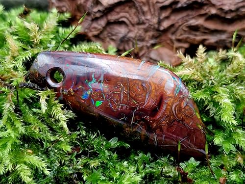 LeoLars-PABE Boulder Opal Anhänger mit Frontbohrung und 60cm Lederband, der Opal ist beidseitig tragbar, tolle Multicoloradern mit Feuer, Größe 40mm x 16,8mm x 6,2mm, Unikat, Handgeschliffen