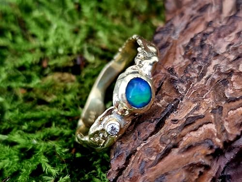 LeoLars-PABE Lightning Ridge Opal Design Ring aus 585er Gelbgold, Gr. 57-58 (18,4), angeschmolzenes Design, Diamant als Akzentstein, grünes Rolling Flash Opalfeuer, Unikat, Handarbeit