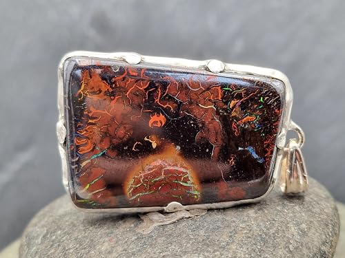 LeoLars-PABE Boulder Opal Design Anhänger aus 925er Silber, Opal Picture Stone mit tollem Muster und partiell mehrfarbigem Opalfeuer, Gitterfassung, Unikat, Handarbeit, Unisex