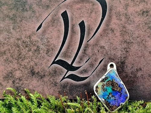 LeoLars-PABE Boulder Opal Anhänger mit strukturierter Oberfläche aus 925er Silber, intensives blau-grünes Opalfeuer, Kräftig,Unikat, Handarbeit, Unisex