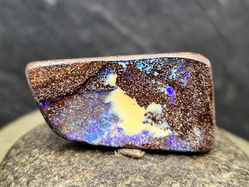 Boulder Opal Anhänger mit Bohrung, 60cm Lederband, Opal brilliantes Opalfeuer in grün, blau und lila in einer klaren gemeinen Opalschicht, Maße: 36,2mm x 19,4mm x 7,3mm, Unikat, Handgeschliffen