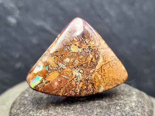 Großer gebohrter Boulder Opal Anhänger mit 60cm Lederband, Opal - links zwei dicke Opaladern, partielles Pinfire Opalfeuer in grün und blau, hinten lila, mit herrlichem Muster, Unikat, Handgeschliffen