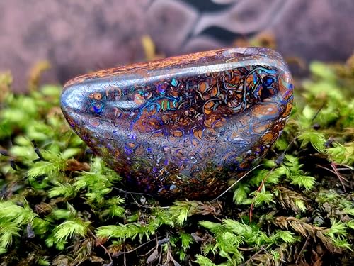 Herrlicher gebohrter Boulder Opal Anhänger mit 60cm Lederband, Opal mit tollem Muster und lila, blauen und grünen Opalfeuer, 27,7x19x8,7mm, Unikat, Handgeschliffen