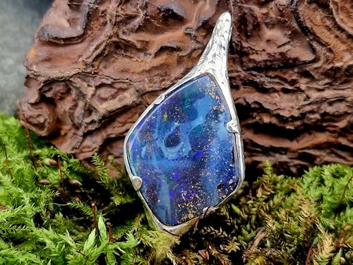 LeoLars-PABE Design Anhänger mit Boulder Opal aus 925er Silber, Picture Stone, Blick ins Universum mit schwarzem Loch, partielles buntes Opalfeuer, Unikat, Handarbeit, Unisex