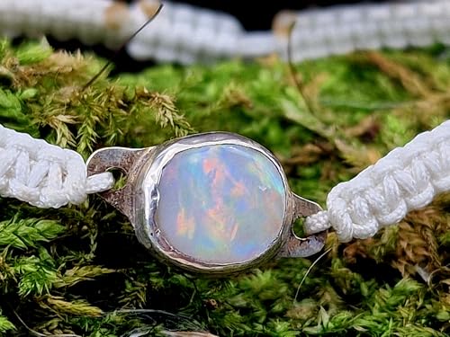 LeoLars-PABE Weißes Makramee Armband mit weißem Opal mit mehrfarbigem Opalfeuer in 925er Silberfassung, Umfanfg von 16-21cm, Unikat, Handarbeit