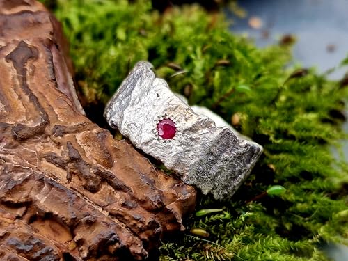 LeoLars-PABE Rubin Design Ring aus 925er Silber, Gr. 57 (18,3), handgeschmiedete strukturierte Oberfläche, Mutring, Kraftring, Unikat, Handarbeit