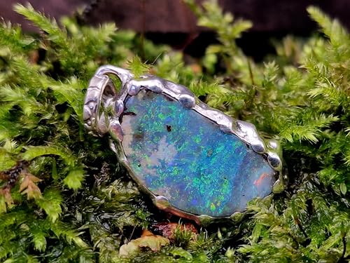 LeoLars-PABE Boulder Opal Design Anhänger aus 925er Silber mit einem traumhaften grün-blauem Opalfeuer in einer aufgeriebenen Krappenfassung, Unisex, Unikat, Handarbeit