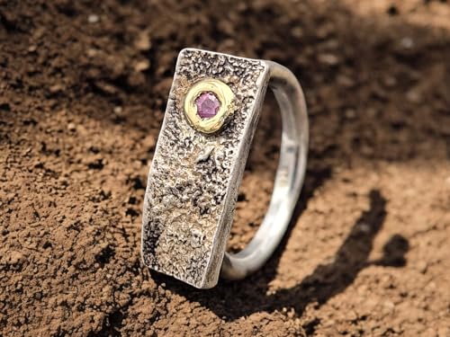 LeoLars-PABE Rosa Saphir Design Ring aus 925er Silber mit Gelbgold Fassung Geprägte und gehämmerter Platte, Unikat,Handarbeit