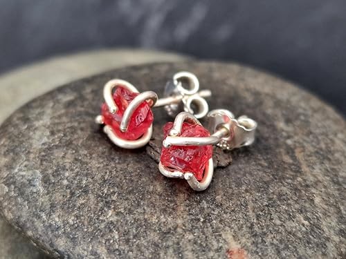 Spinell Rohstein Ohrstecker aus 925er Silber mit Flügelmuttern, kräftiges rot, Unikat, Handarbeit