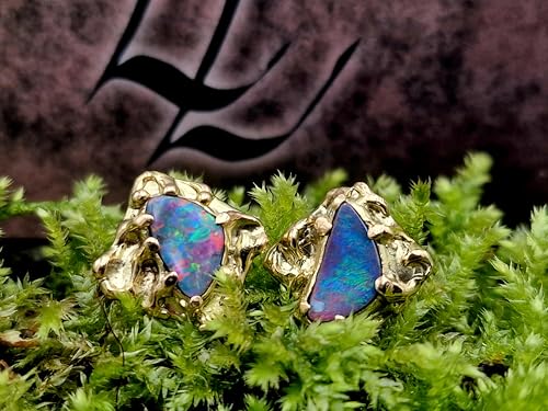 Herrliche Lightning Ridge Opal Design Ohrstecker aus 750er Gelbgold, Opale intensiv Multicolor, organisches quadratisches Design, 12x12x13mm, Unikat, Handarbeit