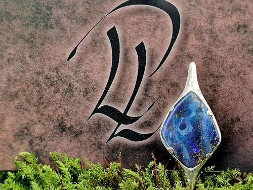 LeoLars-PABE Design Anhänger mit Boulder Opal aus 925er Silber, Picture Stone, Blick ins Universum mit schwarzem Loch, partielles buntes Opalfeuer, Unikat, Handarbeit, Unisex
