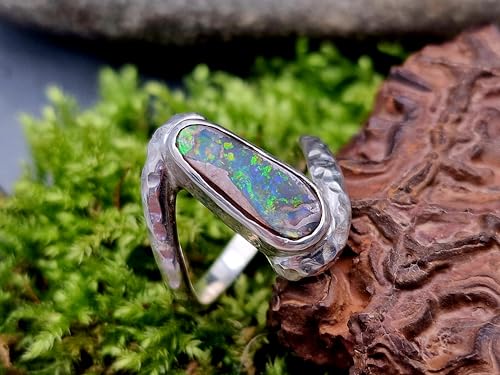 LeoLars-PABE Multicolor Boulder Opal Design Ring, Gr. 56-57 (18), aus 925er Silber mit gehämmerter versetzter Ringschiene, Opal Multicolor Pinfire, sehr brilliant, Unikat, Handarbeit
