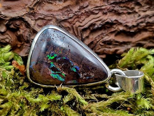 LeoLars-PABE Boulder Opal Anhänger aus 925er Silber in Zargenfassung, Opal mit schönem Muster und grünem Opalfeuer, Unikat, Handarbeit, Unisex, Anhängermaße: 29mm x 18,2mm x 8mm