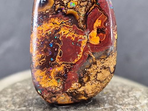 LeoLars-PABE Wunderbarer Boulder Opal gebohrt mit 60cm Lederband, tolles Muster und grünes Opalfeuer, Opal 33x20,5x8,3mm, Unikat, Handgeschliffen