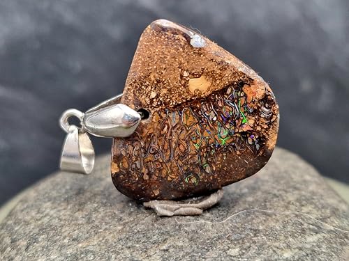 LeoLars-PABE Boulder Opal mit Frontbohrung und Schlaufe aus 925er Silber, tolles Muster und Opalfeuer aus kleinen Opaladern in grün und blau, Maße 21mm x 25,4mm x 6,2mm, Unikat, Handgeschliffen