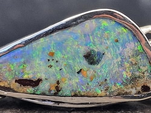 LeoLars-PABE Multicolor Boulder Opal Anhänger aus 925er Silber mit verzierter Zargenfassung und handgefertigter verzierter Öse, Unisex, Unikat, Handarbeit