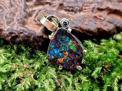 LeoLars-PABE Boulder Opal Design Anhänger Rainbow Universe aus 925er Gelbgold, Opal mit brilliantem Multicolor Opalfeuer, individuelle Krappenfassung, hellgrau/brauner Diamant, Unikat, Handarbeit