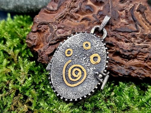 LeoLars-PABE Magisches Medaillon Anhänger Spirale des Lebens unter Sternen aus 925er Silber und Feingold Elementen, verspielt, mystisch, teilgeschwärzt, Unikat, Unisex, Handarbeit