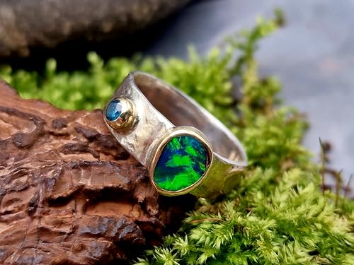 Lightning Ridge black Opal Chrystal Opal Design Ring, Gr. 55 (17,7), aus 925er Silber mit 750er Gelbgold Fassungen und Elementen, blauer Diamant, kräftigem grünen Opalfeuer, Unikat, Handarbeit