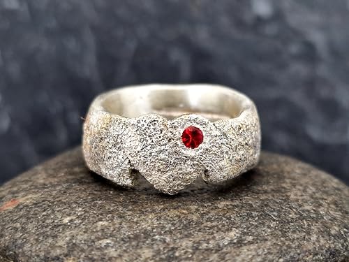 LeoLars-PABE Sandguss Design Ring mit rotem Saphir und gefuster Oberflächen Struktur aus 925er Silber, Gr.59 (18,7), mit Herz, Valentinstag Geschenk, Nr.145, Unikat, Handarbeit