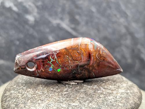 LeoLars-PABE Boulder Opal Anhänger mit Frontbohrung und 60cm Lederband, der Opal ist beidseitig tragbar, tolle Multicoloradern mit Feuer, Größe 40mm x 16,8mm x 6,2mm, Unikat, Handgeschliffen