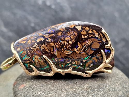 LeoLars-PABE Herrlicher Tribal Design Boulder Opal Anhänger aus 585er Gelbgold, Opal - grün,blau,lila Opalfeuer aus Opaladern, wundervolles Muster, 41,5 x 25 x 8,7mm, Unikat, Handarbeit