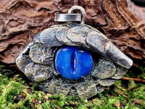 LeoLars-PABE Drachenauge Design Anhänger mit handgecarvtem schwarzem Opal aus 925er Silber, verschieden blaues Opalfeuer, teilgeschwärzt, Drache, Unikat, Handarbeit, Unisex, mystisch