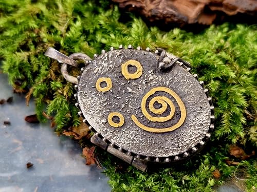 LeoLars-PABE Magisches Medaillon Anhänger Spirale des Lebens unter Sternen aus 925er Silber und Feingold Elementen, verspielt, mystisch, teilgeschwärzt, Unikat, Unisex, Handarbeit