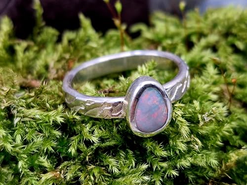 LeoLars-PABE Heller Opal Lightning Ridge Design Ring 925er Silber, Opal mit rotem und grünen Opalfeuer in einer glänzenden geprägten Ringschiene mit Zargenfassung, Größe 62 (19,5), Unikat, Handarbeit