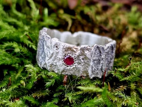 LeoLars-PABE Rubin Design Ring aus 925er Silber, Gr. 57 (18,3), handgeschmiedete strukturierte Oberfläche, Mutring, Kraftring, Unikat, Handarbeit