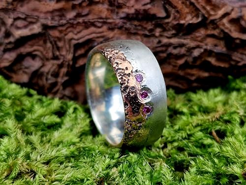 LeoLars-PABE Sandguss Design Bicolor Ring aus 925er Silber und 333er Rotgold in Lava Optik mit drei lila/pinkfarbenen Labgrown Diamanten, teilmattiert, Gr. 56 (18), Unikat, Handarbeit