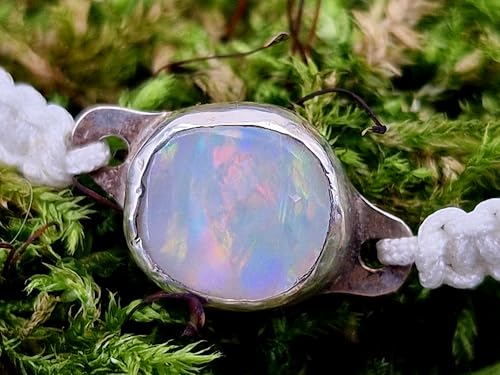 LeoLars-PABE Weißes Makramee Armband mit weißem Opal mit mehrfarbigem Opalfeuer in 925er Silberfassung, Umfanfg von 16-21cm, Unikat, Handarbeit