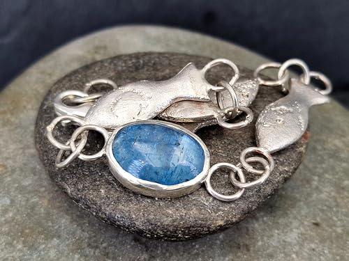 LeoLars-PABE Aquamarin Fisch Design Armband aus 925er Silber, dunkelblauer Aquamarin Cabochon, vier Sandguss Fische, 20cm lang, Unikat, Handarbeit