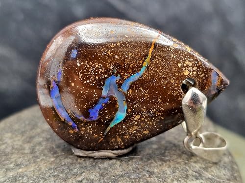 Boulder Opal Anhänger mit Frontbohrung u. Schlaufe aus 925er Silber, Opal Picture Stone mit Möwe über Meer, partielles Opalfeuer in blau und lila, Maße 33,5mm x 24,3mm x 7,3mm, Unikat, Handgeschliffen