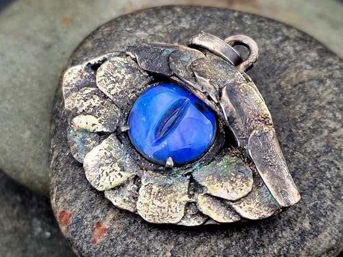 LeoLars-PABE Drachenauge Design Anhänger mit handgecarvtem schwarzem Opal aus 925er Silber, verschieden blaues Opalfeuer, teilgeschwärzt, Drache, Unikat, Handarbeit, Unisex, mystisch