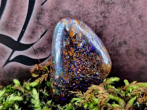 Herrlicher gebohrter Boulder Opal Anhänger mit 60cm Lederband, Opal mit tollem Muster und lila, blauen und grünen Opalfeuer, 27,7x19x8,7mm, Unikat, Handgeschliffen