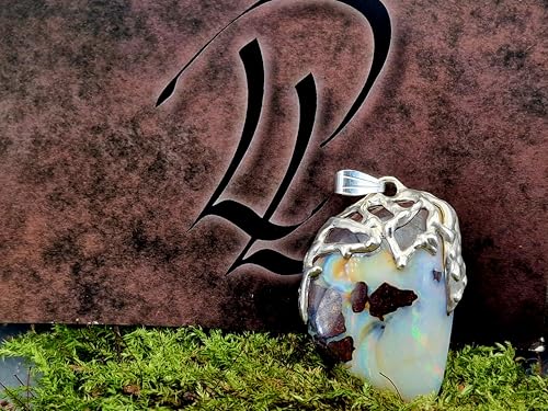 LeoLars-PABE Design Boulder Opal Anhänger aus 925er Silber, organische Gitter Struktur, gemeine weiße Opalschicht mit pastellfarbenem Multicolor Opalfeuer, Unikat, Unisex, Handarbeit