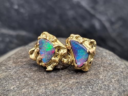 Herrliche Lightning Ridge Opal Design Ohrstecker aus 750er Gelbgold, Opale intensiv Multicolor, organisches quadratisches Design, 12x12x13mm, Unikat, Handarbeit