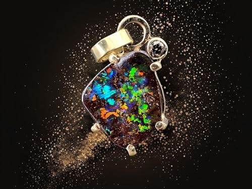 LeoLars-PABE Boulder Opal Design Anhänger Rainbow Universe aus 925er Gelbgold, Opal mit brilliantem Multicolor Opalfeuer, individuelle Krappenfassung, hellgrau/brauner Diamant, Unikat, Handarbeit