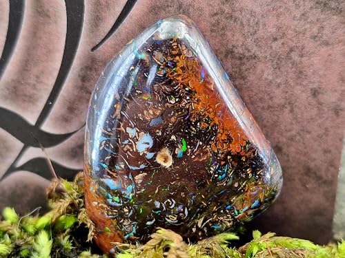 LeoLars-PABE Wundervoller Boulder Opal Anhängergebohrt mit 60cm Lederband, tolles Muster und Opalfeuer in Multicolor Pinfire, mit kleinem Sandspot, 34x27x8,5mm, Unikat, Handgeschliffen