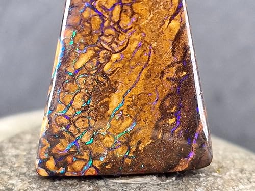 LeoLars-PABE Toller gebohrter Boulder Opal Anhänger mit 60cm Lederband, schönes Muster und blau lila grünes Opalfeuer, 39x22,5x7,2mm, Unikat, Handgeschliffen