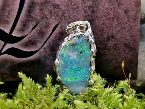 LeoLars-PABE Boulder Opal Design Anhänger aus 925er Silber mit einem traumhaften grün-blauem Opalfeuer in einer aufgeriebenen Krappenfassung, Unisex, Unikat, Handarbeit