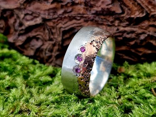 LeoLars-PABE Sandguss Design Bicolor Ring aus 925er Silber und 333er Rotgold in Lava Optik mit drei lila/pinkfarbenen Labgrown Diamanten, teilmattiert, Gr. 56 (18), Unikat, Handarbeit