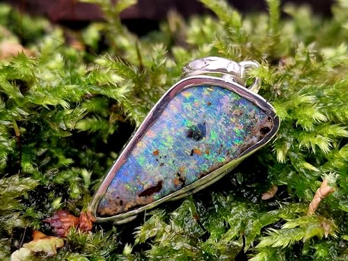 LeoLars-PABE Multicolor Boulder Opal Anhänger aus 925er Silber mit verzierter Zargenfassung und handgefertigter verzierter Öse, Unisex, Unikat, Handarbeit