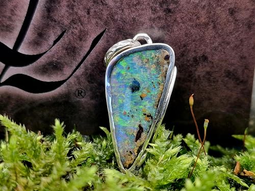 LeoLars-PABE Multicolor Boulder Opal Anhänger aus 925er Silber mit verzierter Zargenfassung und handgefertigter verzierter Öse, Unisex, Unikat, Handarbeit