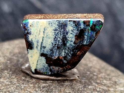 Außergewöhnlicher Boulder Opal Anhänger gebohrt mit 60 cm Lederband, Opal schwarz/weiße gemeine Opalschicht mit partiellem Opalfeuer, Maße: 19,6mm x 14,7mm x 6,5mm Unikat, Handgeschliffen