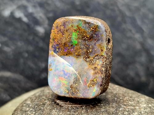 gebohrter Boulder Opal Anhänger mit 60cm Lederband, Opal mit Multicolor Opalfeuer in klarer Opalschicht, Wachstumsriss - doch stabil, 27,6 x 20,4 x 9,8mm, Unikat, Handgeschliffen