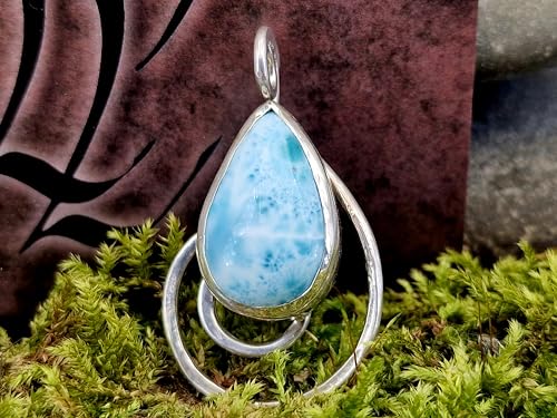 LeoLars-PABE Larimar Design Anhänger aus 925er Silber in Tropfenform auf einer Spirale, Steinfarbe ist blau-weiß, Unikat, Handarbeit