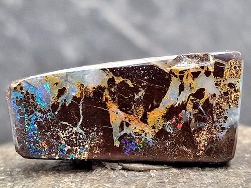 gebohrter Boulder Opal Anhänger mit 60cm Lederband, Opal mit Muster und blauem Opal Pinfire und partiell orange-rotem Opalfeuer, Maße: 23,7mm x 12,5mm x 7mm, Unikat, Handgeschliffen